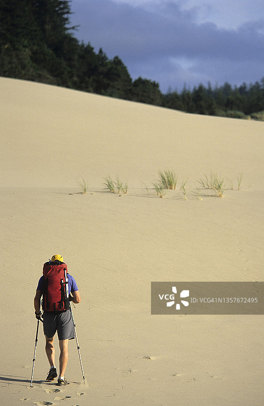 背包客登上俄勒冈州沙丘图片素材