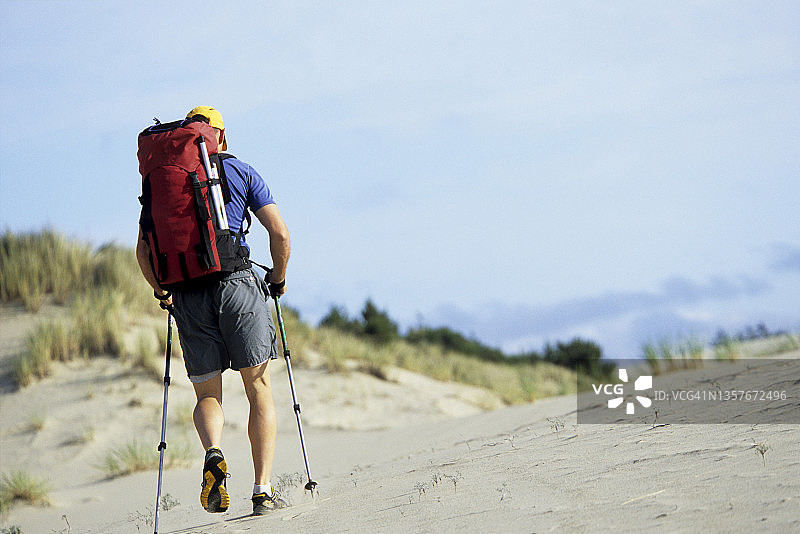 背包客登上俄勒冈州沙丘图片素材