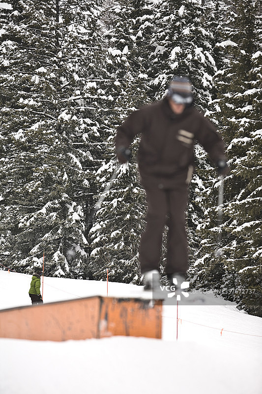 滑雪者从滑雪公园跳跃的模糊照片图片素材