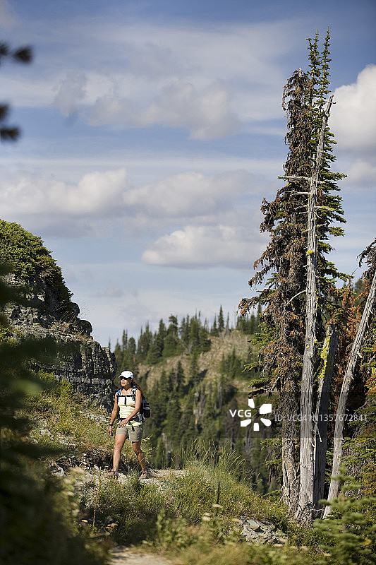 在落基山脉高处小道上徒步的女人图片素材