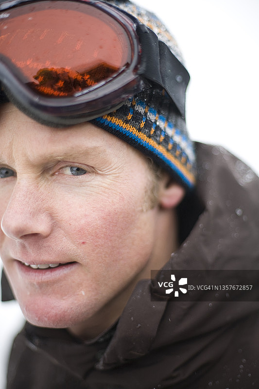 滑雪一天后的男子肖像图片素材