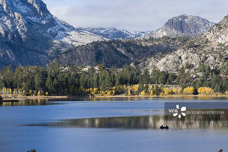 加利福尼亚州内华达山脉秋叶点缀的山区湖泊上的两条渔船图片素材