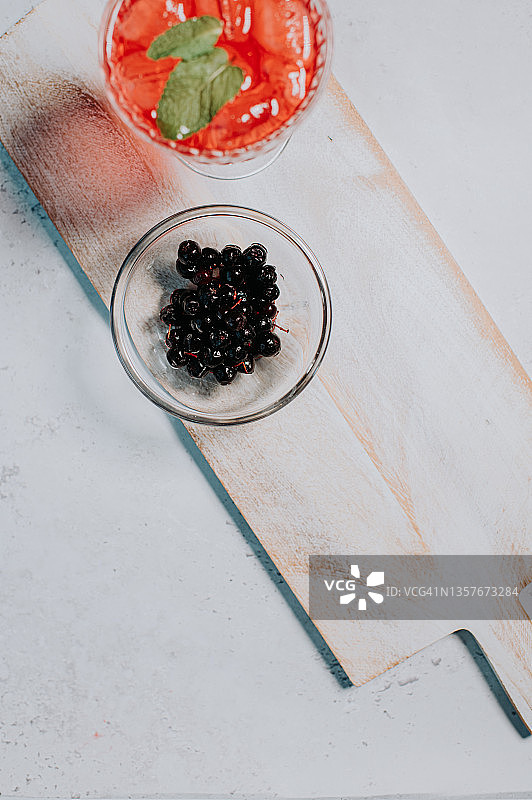 碗里的黑果腺和冰爽的浆果饮料图片素材