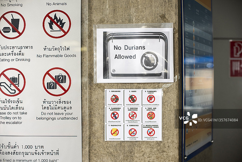 泰国曼谷火车禁止携带物品警示标志图片素材