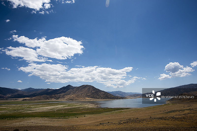 加利福尼亚州中部一个几乎干涸的湖泊，显示了干旱的程度图片素材