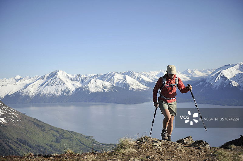 在阿拉斯加州安克雷奇附近的楚加奇州立公园徒步旅行图片素材