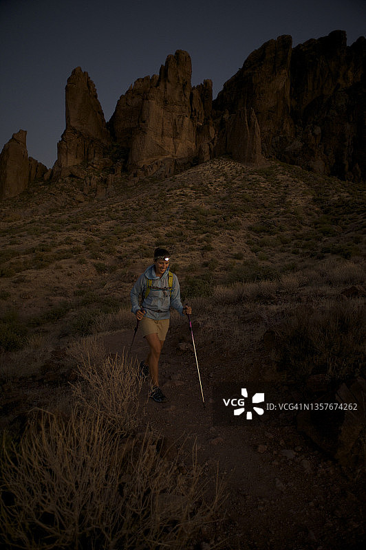 女人夜间戴头灯徒步图片素材