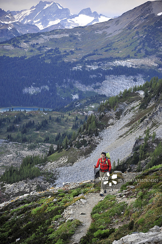 冰川峰荒野背包旅行图片素材