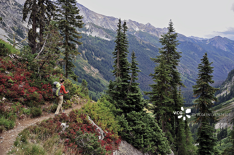 冰川峰荒野背包旅行图片素材