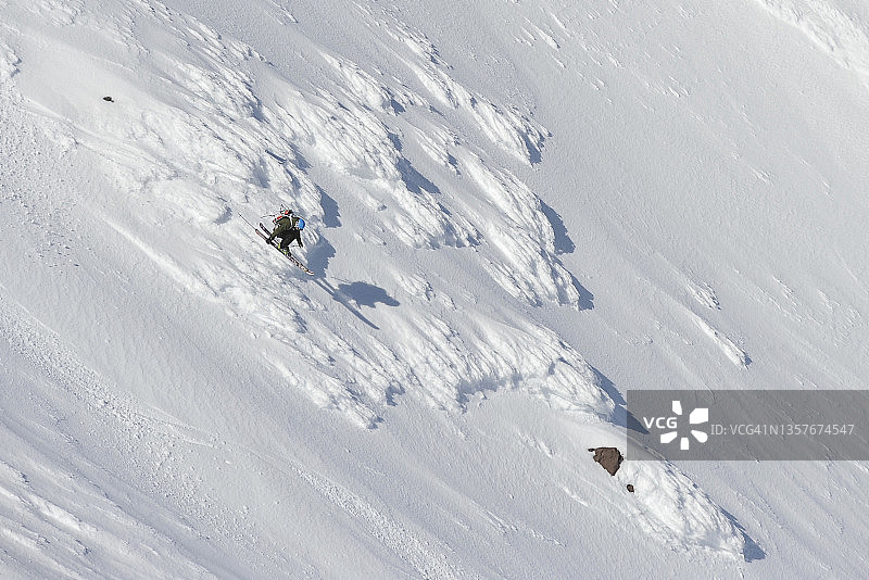 滑雪者从奥古斯丁山顶滑下图片素材