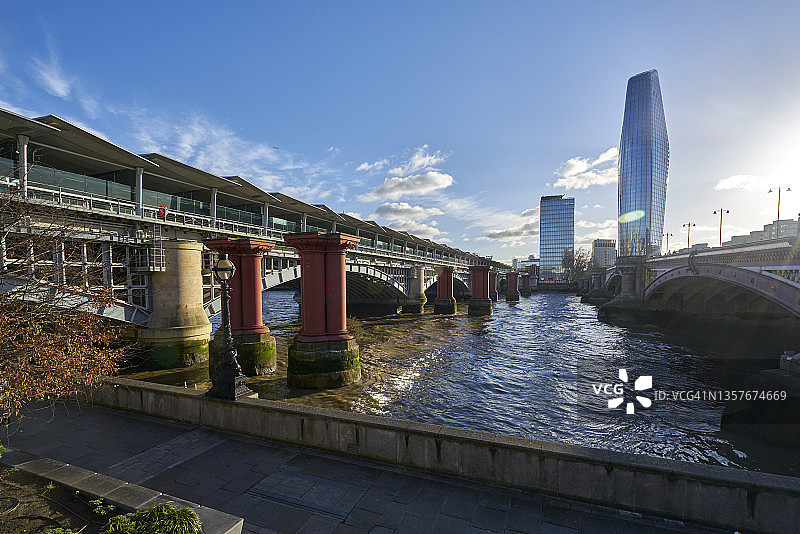 英国伦敦：布莱克法尔街一号建筑、布莱克法尔桥与泰晤士河图片素材