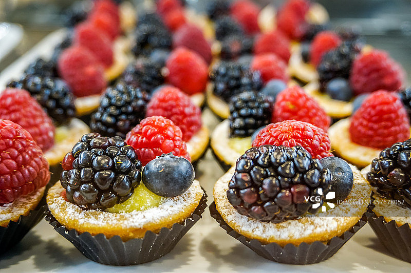 覆盆子、黑莓和蓝莓蛋糕图片素材