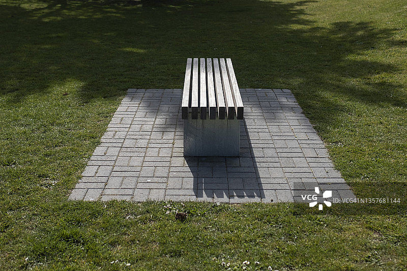 阳光照亮了公园长椅的木质细节图片素材