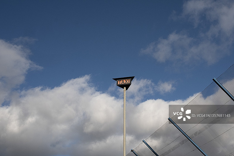 蓝色多云天空下的出租车标志图片素材