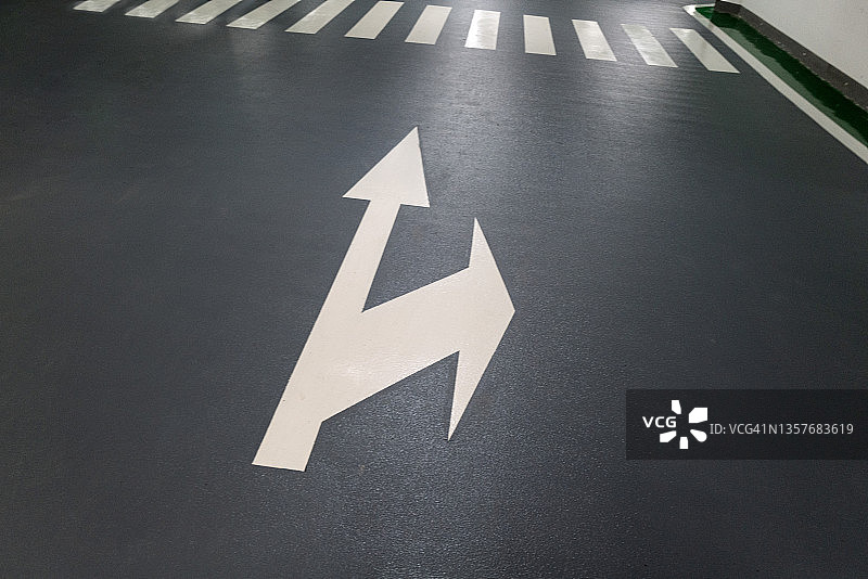 沥青路面上的交通标志俯视图图片素材