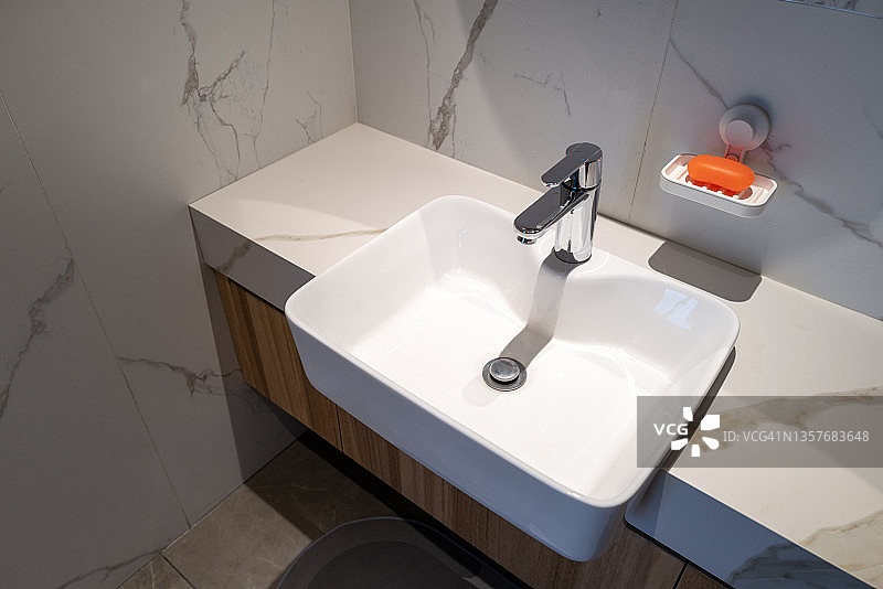 俯瞰瓷制浴室水槽图片素材