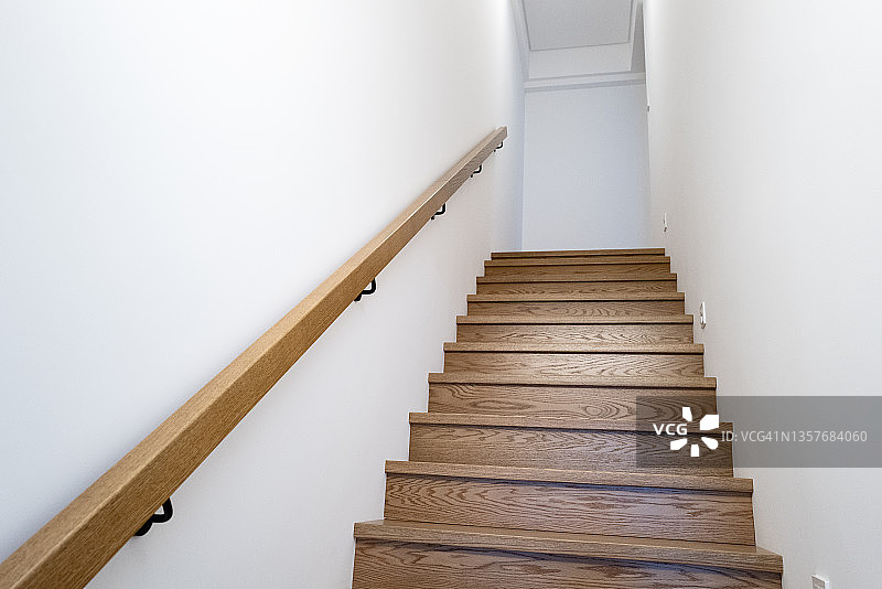 仰视居民楼内的木制楼梯图片素材