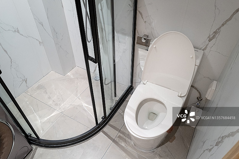 俯视浴室里的马桶图片素材