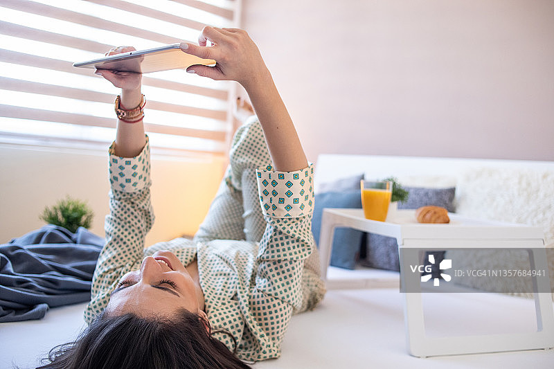 一位年轻漂亮的女人享受着早晨图片素材