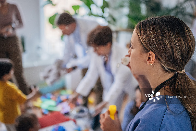 护士与儿童玩耍图片素材