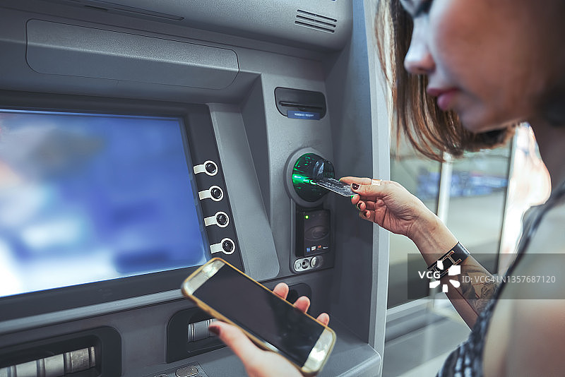 从自动取款机提取或存款图片素材