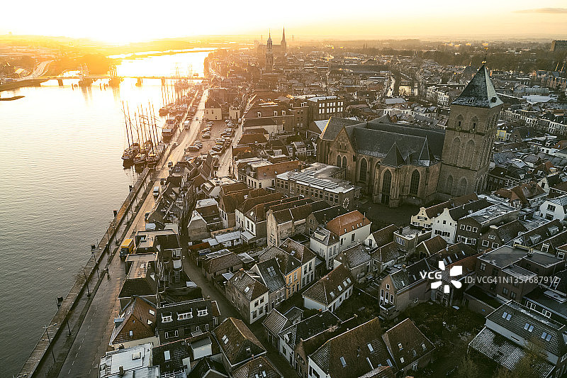 寒冷冬日日出时分艾瑟尔河畔的坎彭城市景观图片素材