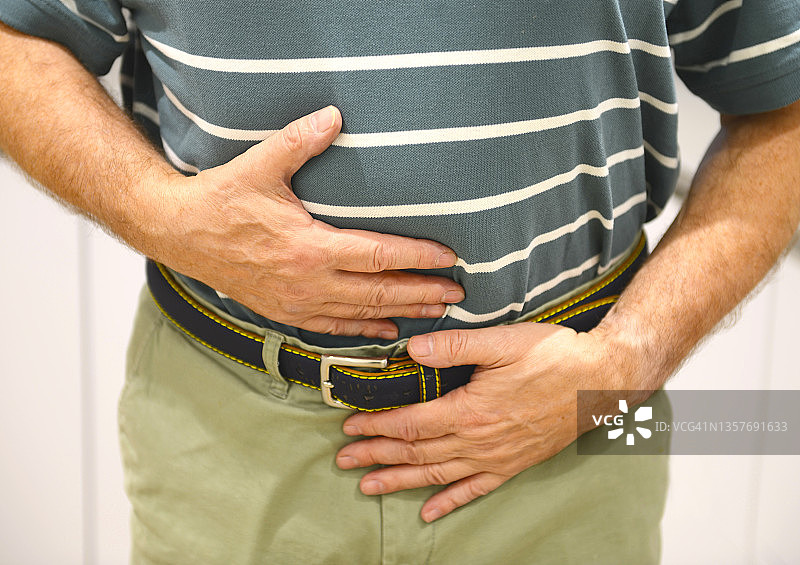 胃痛的老年男人图片素材