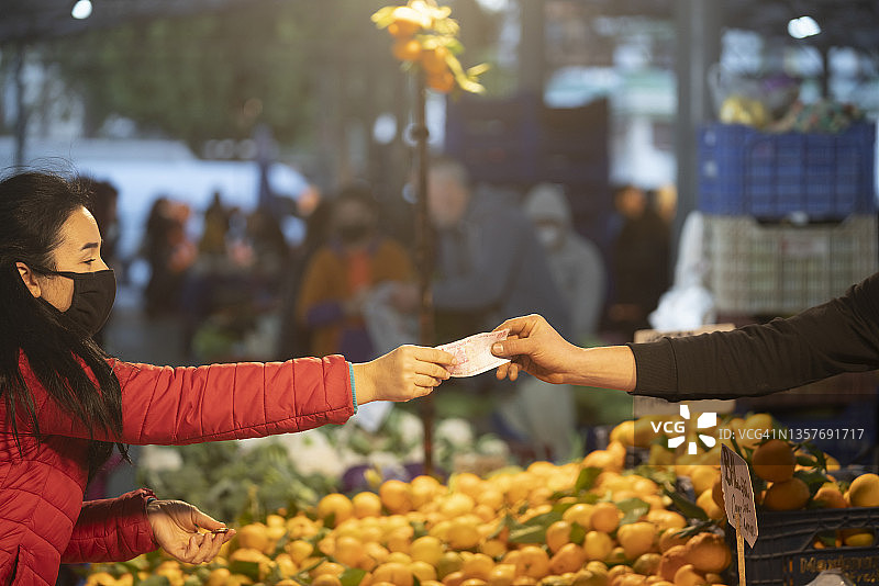 农贸市场中卖家和买家的手部特写图片素材