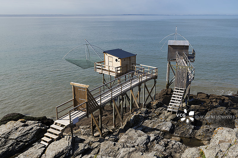 翡翠海岸的传统卡雷莱特渔棚与升降网图片素材