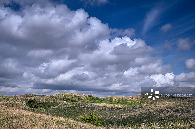 内布拉斯加州情人节镇附近的沙丘上的云彩图片素材