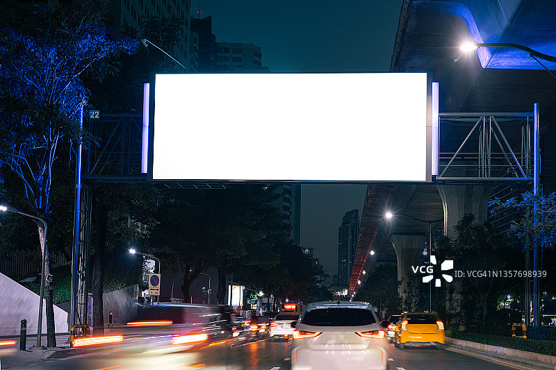夜晚城市街道上的空白广告牌，户外广告图片素材