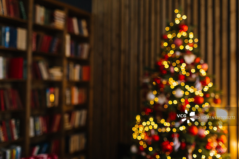 模糊的圣诞背景，带发光灯饰的圣诞树，新年庆祝概念图片素材