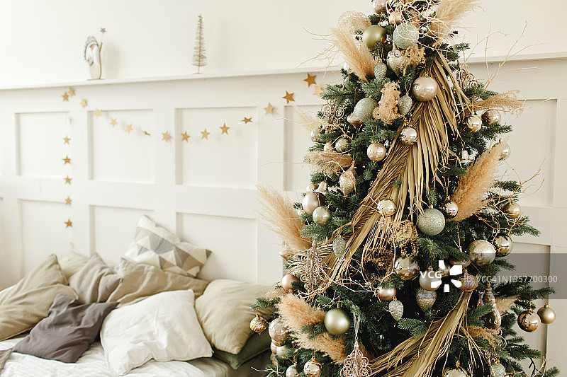 模糊的圣诞背景与装饰着发光花环的圣诞树，庆祝新年图片素材