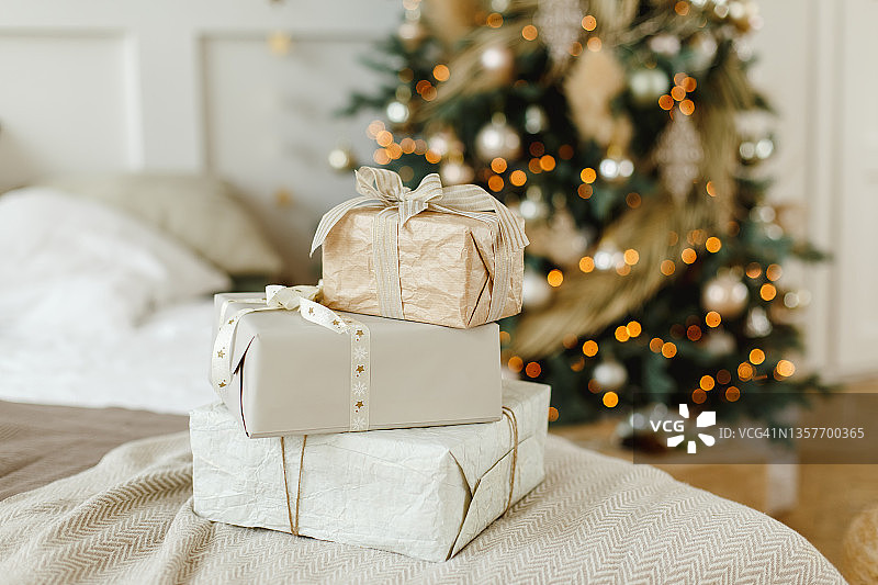 圣诞树背景上的圣诞礼物图片素材
