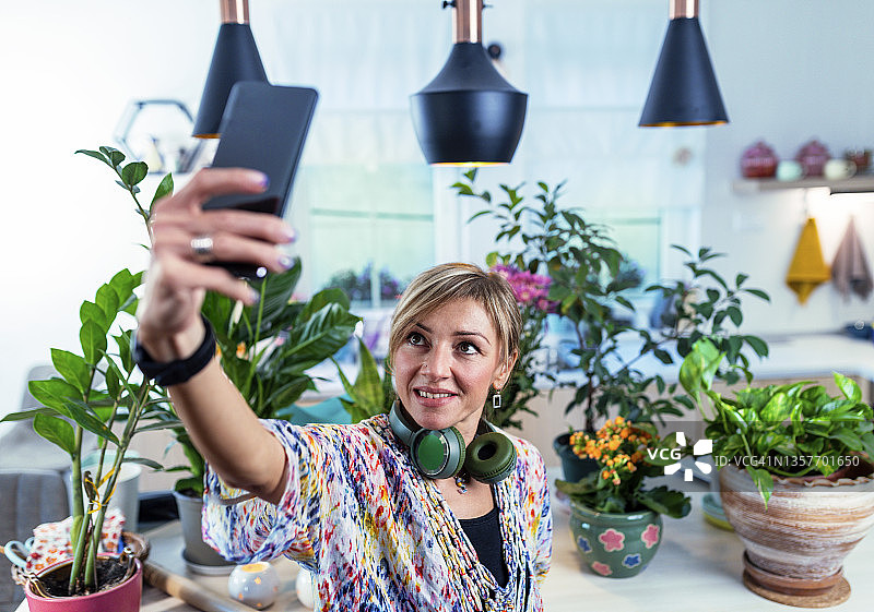 照料室内植物图片素材
