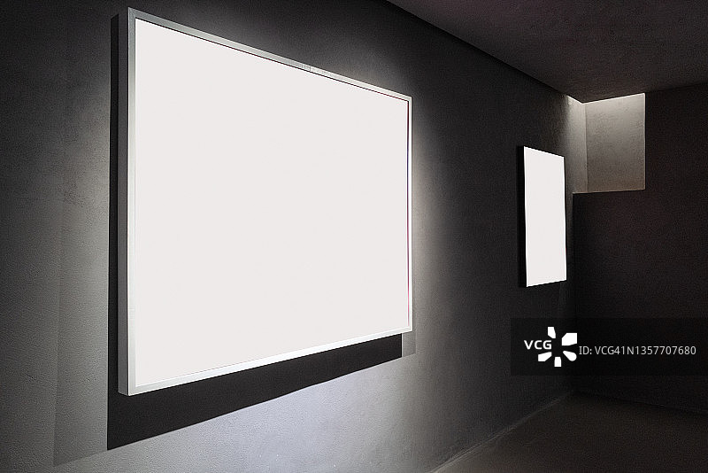 混凝土墙上的方形LED广告牌图片素材