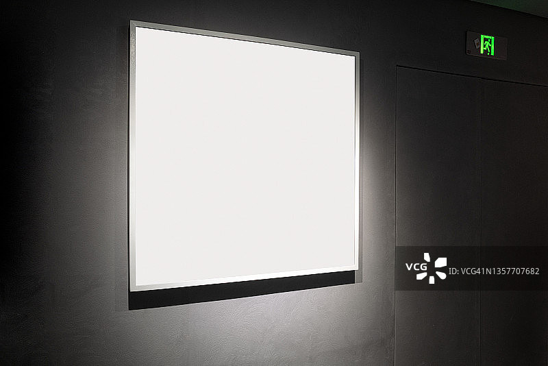 混凝土墙上的空白LED广告牌图片素材