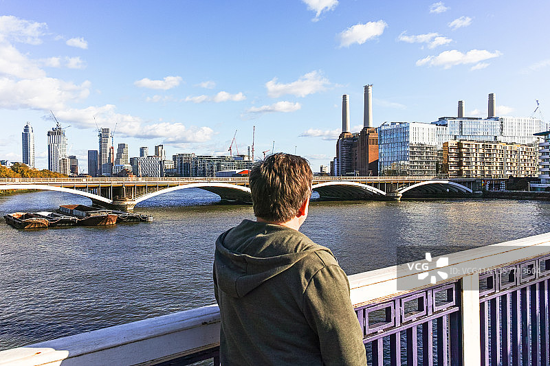 男子站在桥上欣赏伦敦天际线——库存照片图片素材