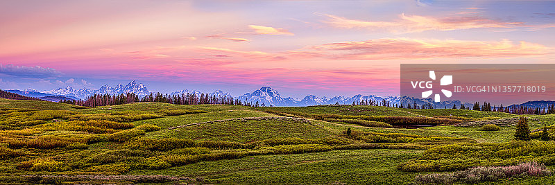 日出时分的托格沃蒂山口图片素材