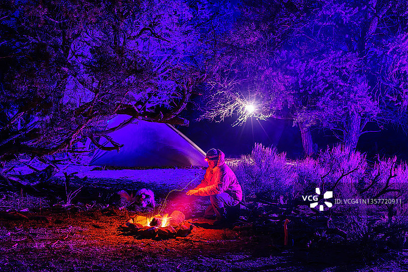 防水布和篝火的生存装备图片素材