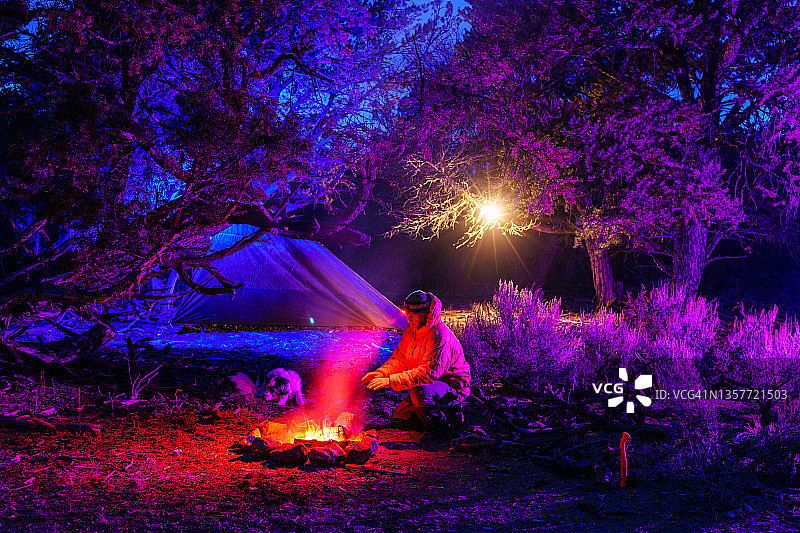 防水布和篝火的生存装备图片素材