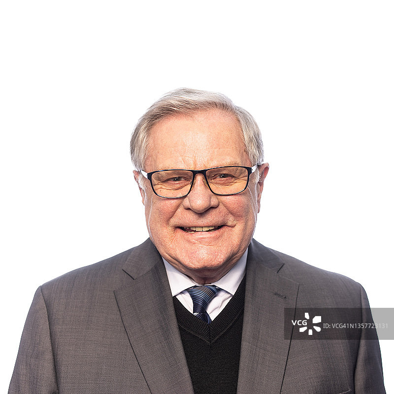 微笑的年长男人的白色背景影棚人像照图片素材