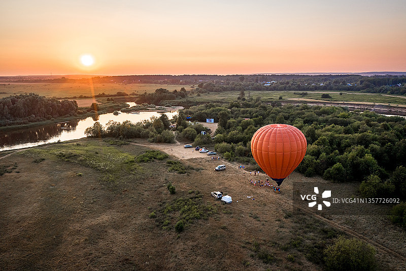 弗拉基米尔地区克lyaзьма河口的夏季景观，橙色气球准备起飞，俄罗斯田野的日落图片素材