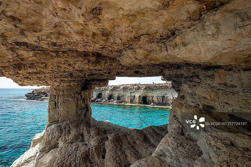塞浦路斯自然地标：格雷科角国家公园海蚀洞图片素材