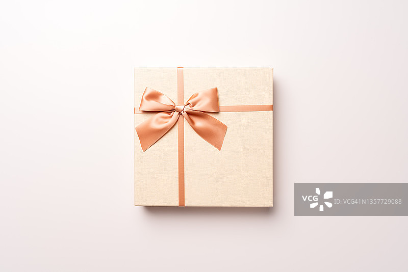 米色礼品盒与丝带蝴蝶结图片素材