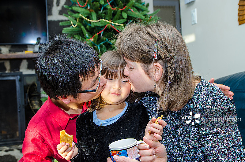 混血夫妇喝咖啡亲吻女孩图片素材