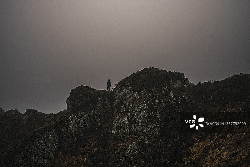 雾中群山之巅的柔和阳光图片素材