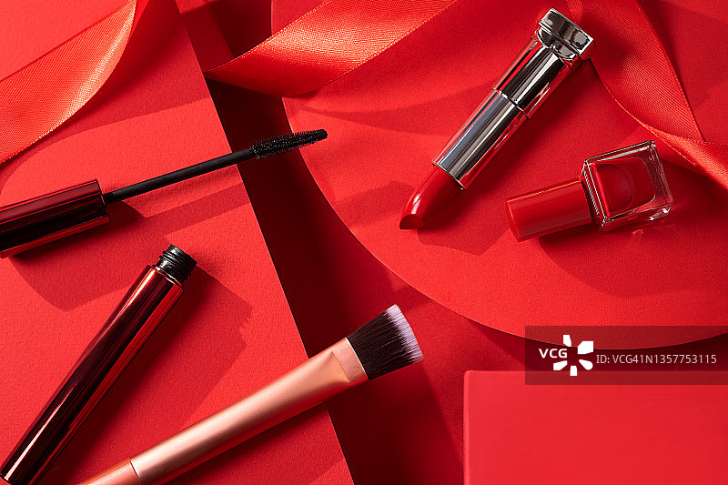 为女性准备节日或礼物的概念：用美容化妆品制成图片素材