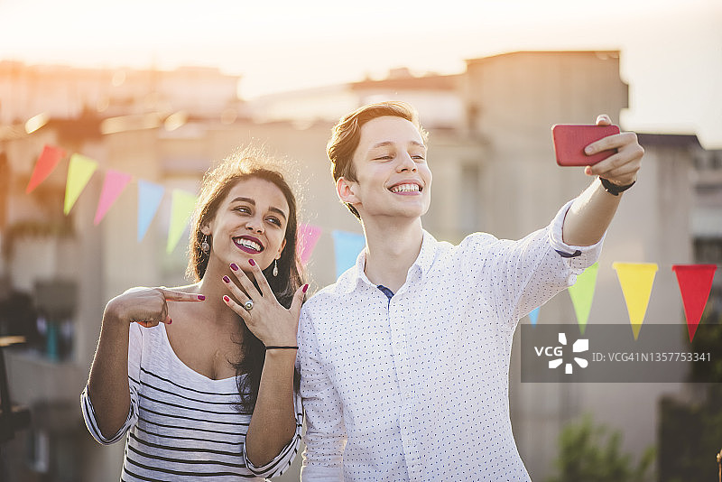 直播情侣订婚图片素材