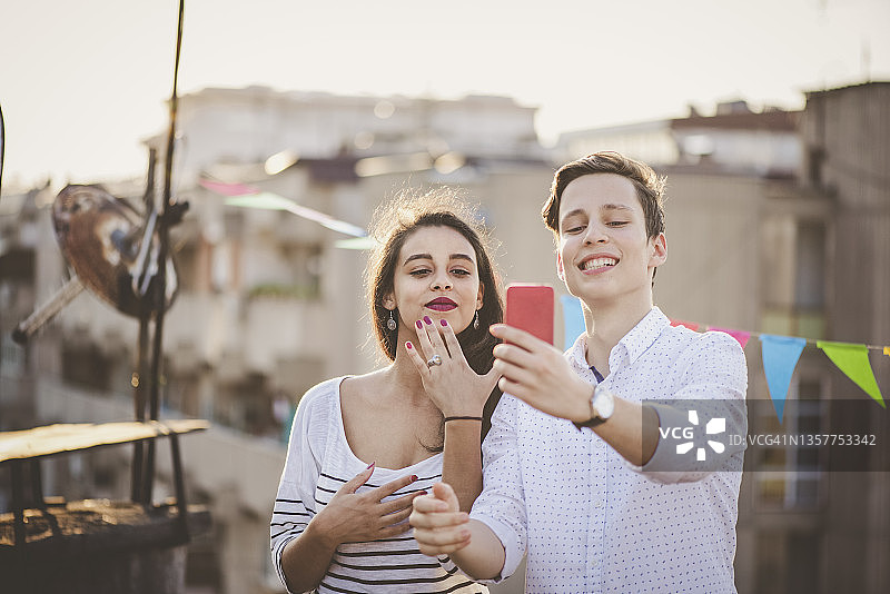 直播情侣订婚图片素材